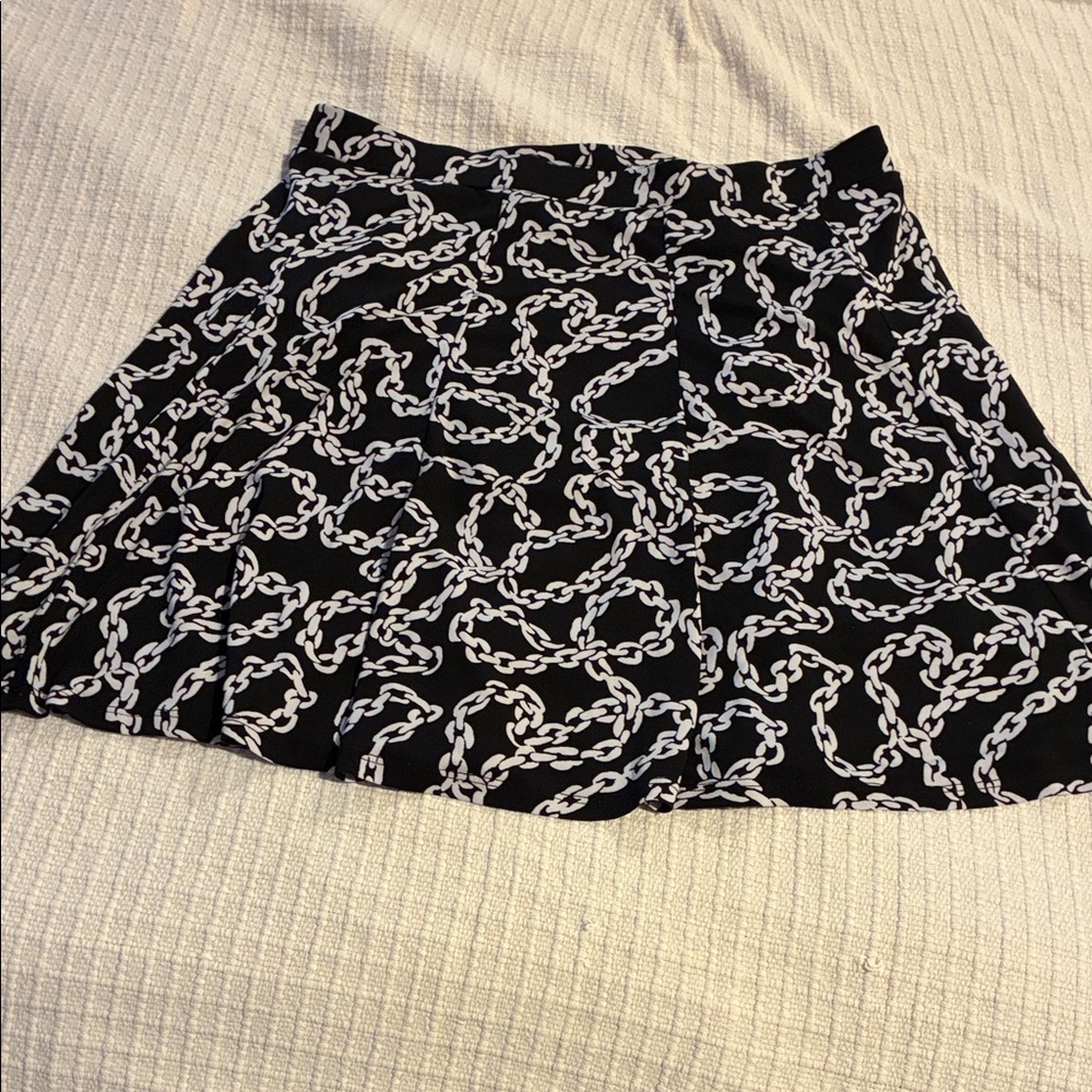 Susan Graver Black and White Chain Pattern Skort